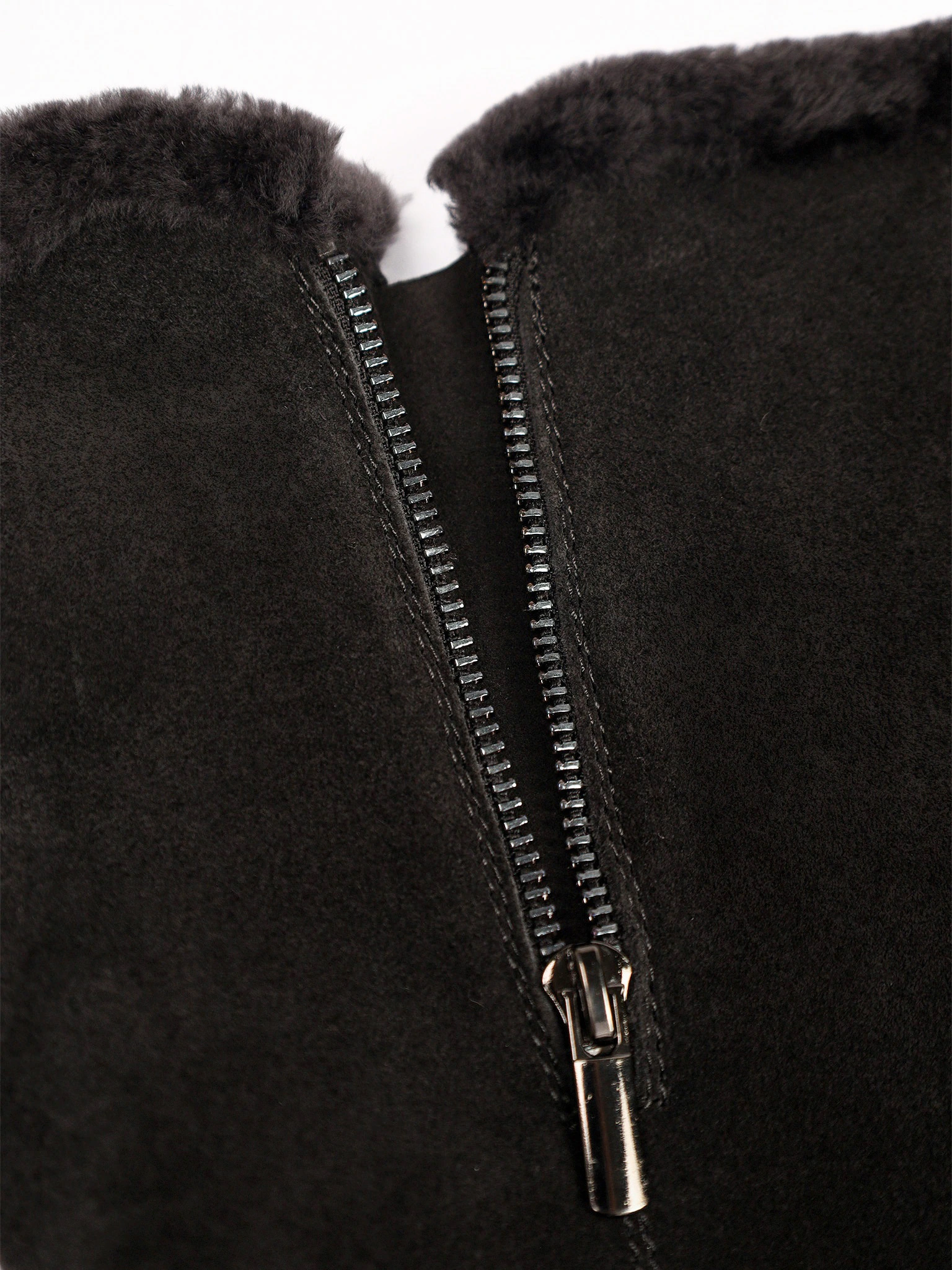 Сапоги темно-коричневого цвета с оторочкой на рельефной подошве